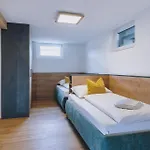By We Rent Τσελ αμ Ζέε
