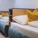 By We Rent * Τσελ αμ Ζέε
